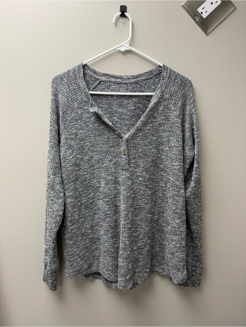 American Eagle Women’s Grey 1/4 Button Up Long Sleeve Shirt